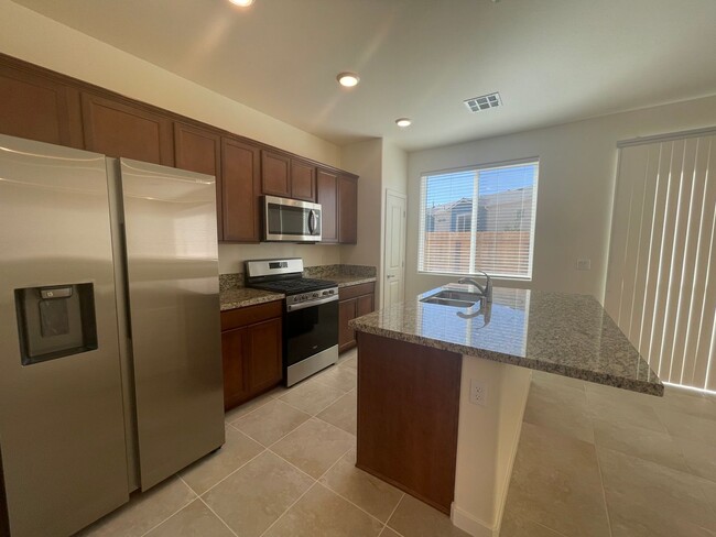 Building Photo - Beautiful Falcon Ridge Townhome!