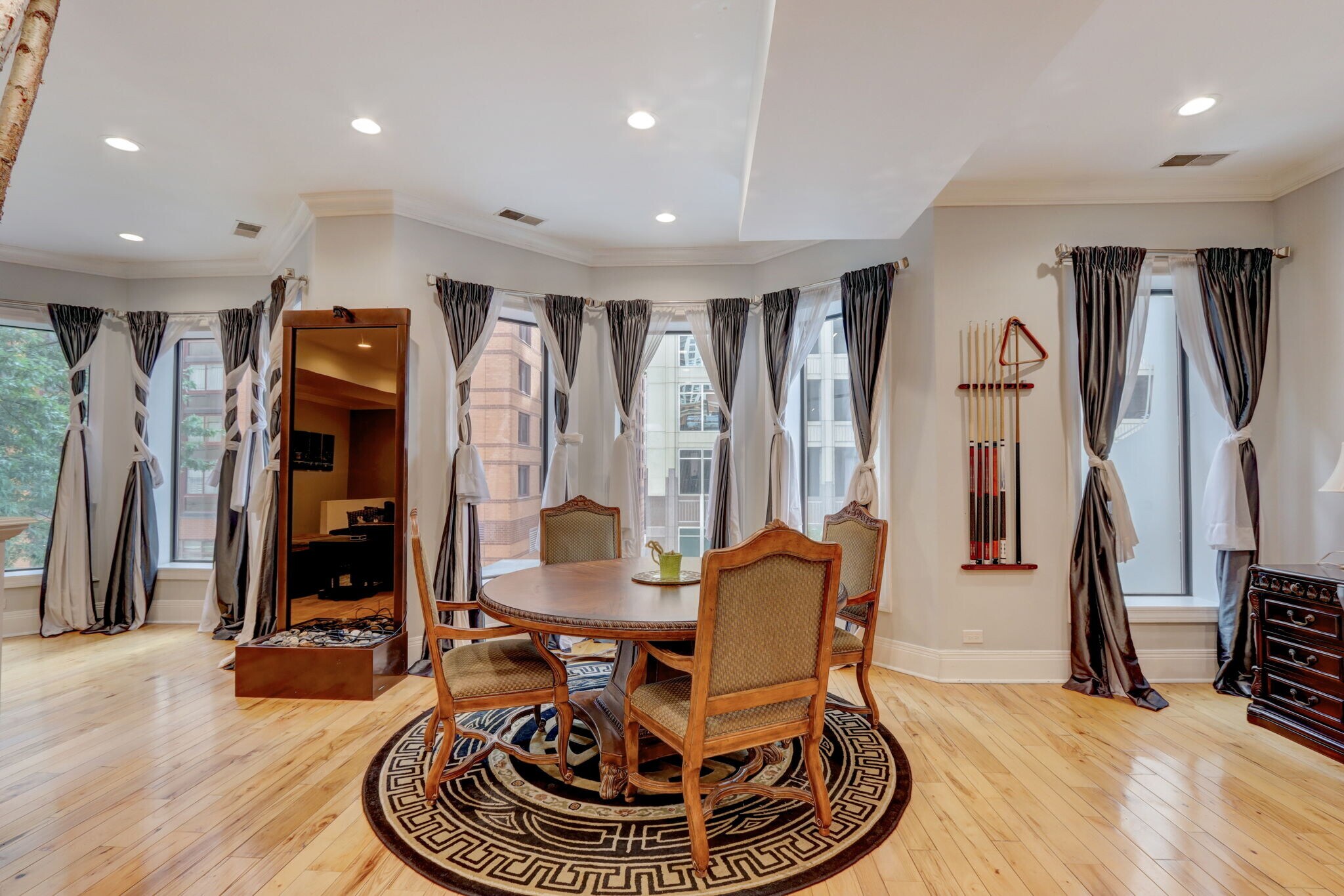 Building Photo - 20 W Ontario St