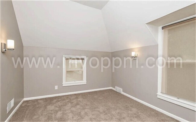 Building Photo - Stunning 5 Bedroom / 2 Bathroom Home | Han...