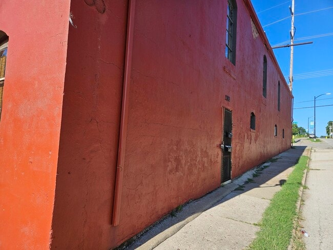 Building Photo - 1303 W College St