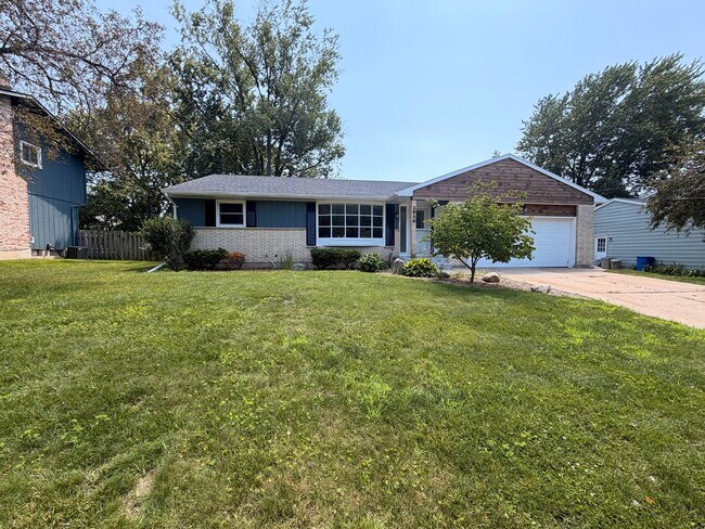 Building Photo - East Grand Rapids 4 Bedroom home