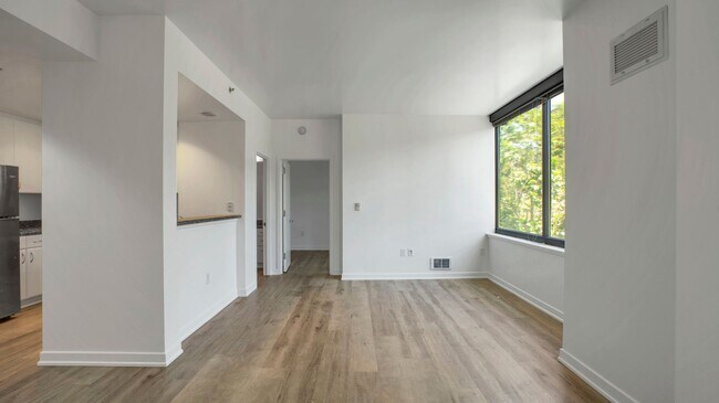 Building Photo - 250 King St