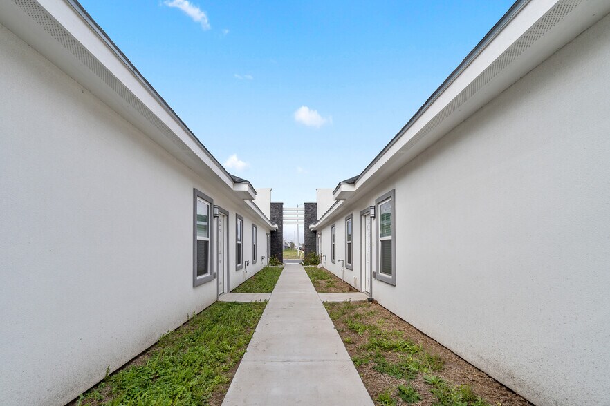 Building Photo - 11018 N 33rd Ln