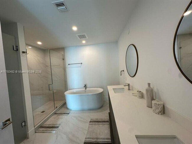 Building Photo - 17550 Collins Ave
