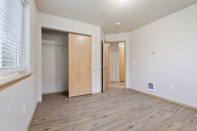 Building Photo - Beautiful 4bed/2.5bath - 1/2 OFF First months rent!