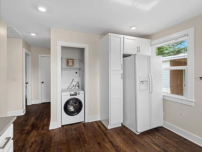 Building Photo - 2 Bedroom, 1 Bathroom Duplex Near Woodbine...