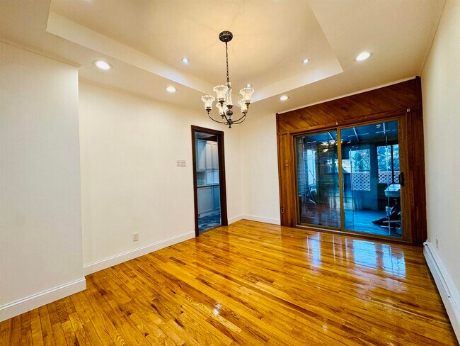 Building Photo - 16 W 51st St