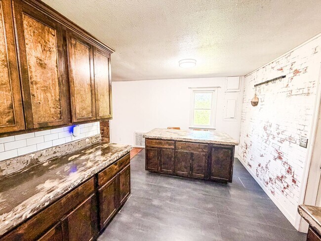 Building Photo - Fully Renovated Modern Farmhouse in Quiet Jennings