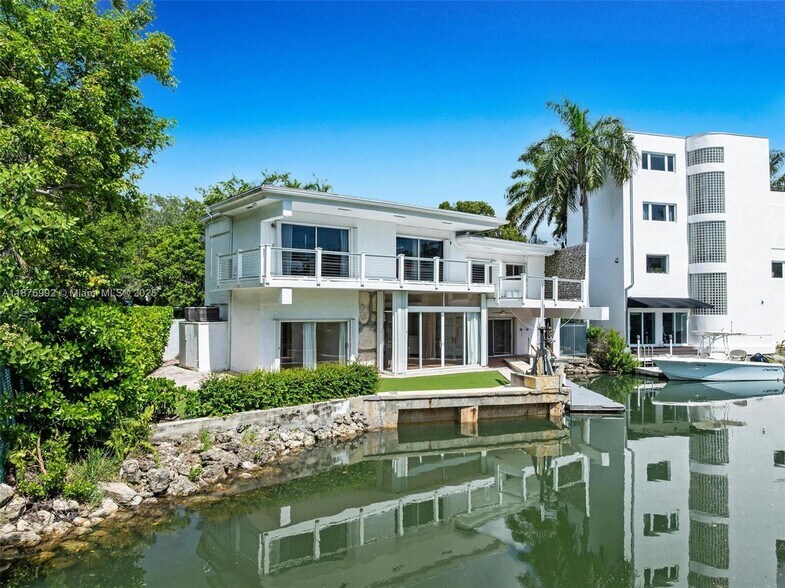 Primary Photo - 2120 S Bayshore Dr