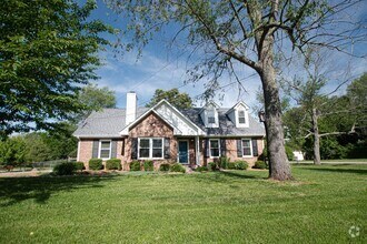 Building Photo - Pet Friendly Four Bedroom on Exit 8!