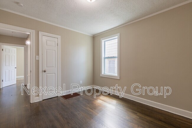 Building Photo - 1055 University St