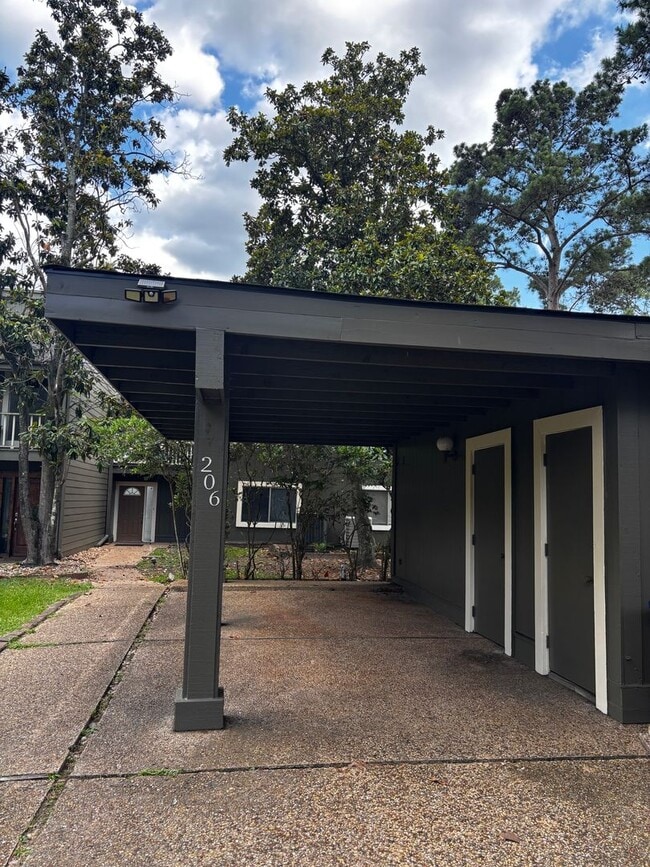 Building Photo - Waterfront Townhome in Elkins Lake
