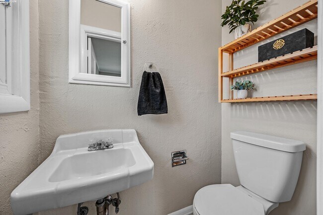 Building Photo - 2438 Upland Dr