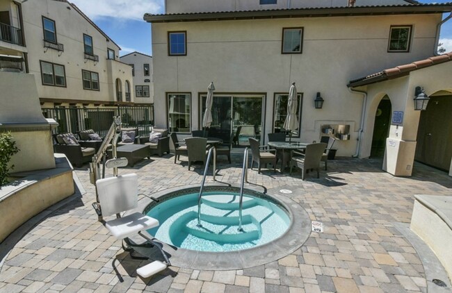 Building Photo - Newer Built Townhome with Solar in Gated Community! Pet-Friendly!