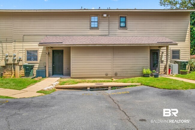 Building Photo - 200 Parma Dr