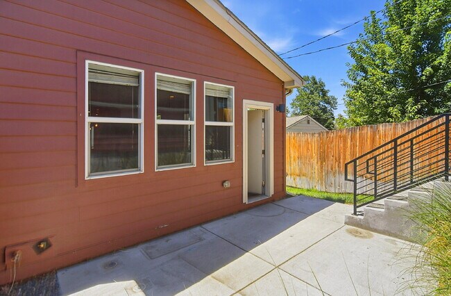 Building Photo - $3,740.95 - 4 bed, 3.5 bath Updated Townhome in Englewood!