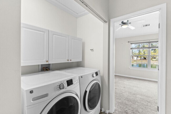 Building Photo - Charming Townhome with Water Views near The Market Common!