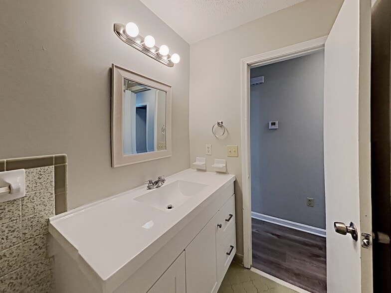 Building Photo - 8401 Southernwood Cove