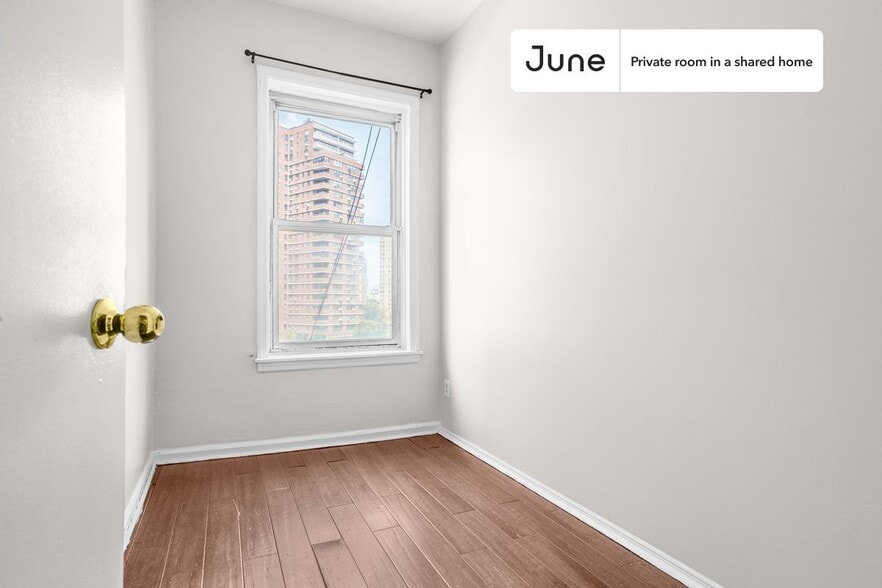 Building Photo - Room in Shared 3 bed/1 bath home