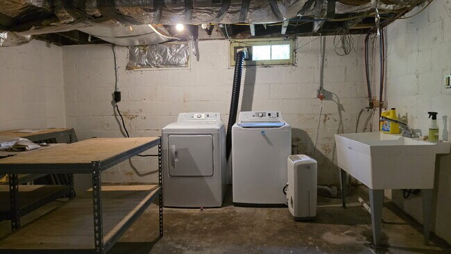 Building Photo - Large 2 bedroom Duplex- LOWER