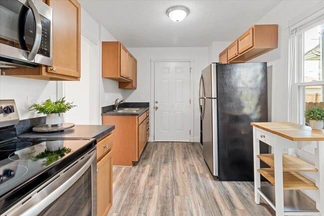 Building Photo - 866 E Starr Ave