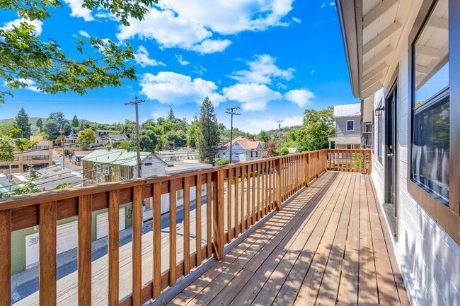 Building Photo - Charming Newly Remodeled 2 Bedroom Home in...