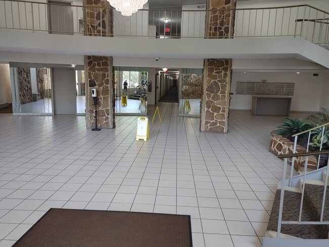 Building Photo - 16 E Old Willow Rd