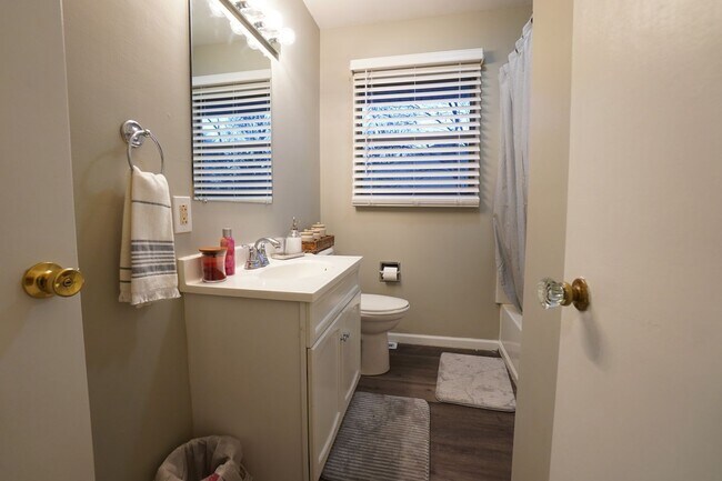 Building Photo - 4 Bedroom 2 Bathroom FULLY FURNISHED Home with Fenced in Backyard and 2 Car Garage