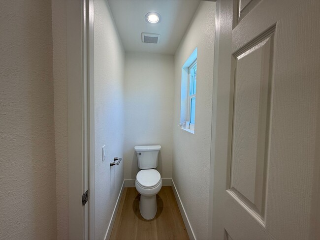 Building Photo - Gorgeous 3 bedrooms, 2.5 baths home