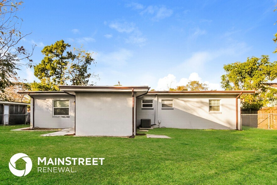 Building Photo - 6218 Balboa Dr