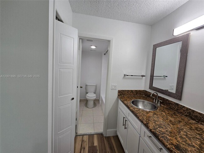 Building Photo - 310 Racquet Club Rd