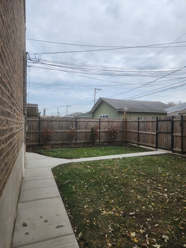 Building Photo - 3055 N Lockwood Ave