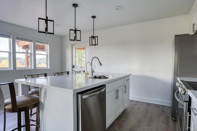 Building Photo - Beautiful Lower-Level Home in Bellevue