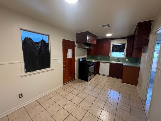 Building Photo - Perfect Family Home