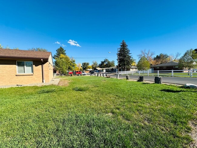 Building Photo - Modern and Spacious Duplex Style Home with...