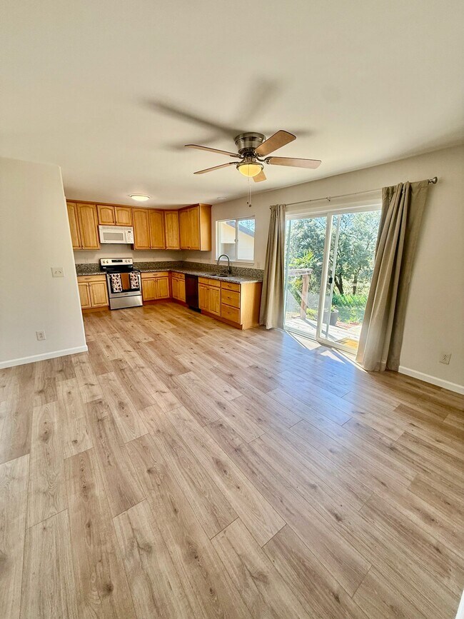 Building Photo - 240 Scholtz Ave