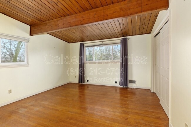 Building Photo - 841 Houseman Ave NE