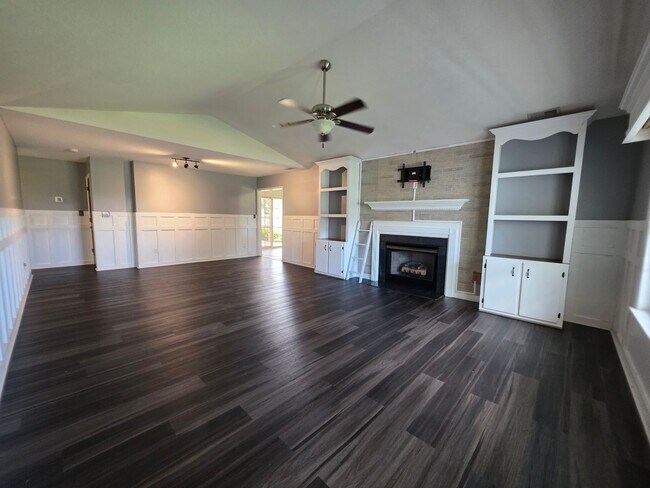 Building Photo - 200 Flagstone Ln