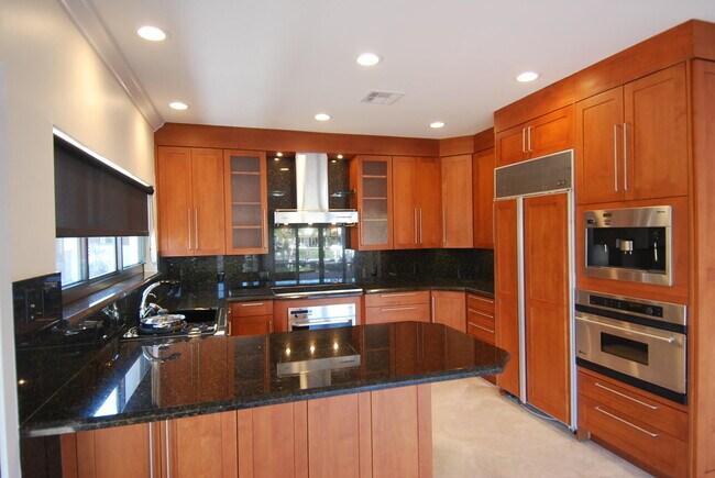 Building Photo - 1121 Bel Air Dr