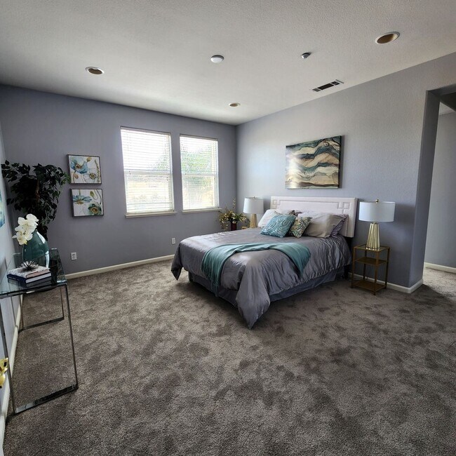 Building Photo - 4 bed 2.5 bath Single Family Home