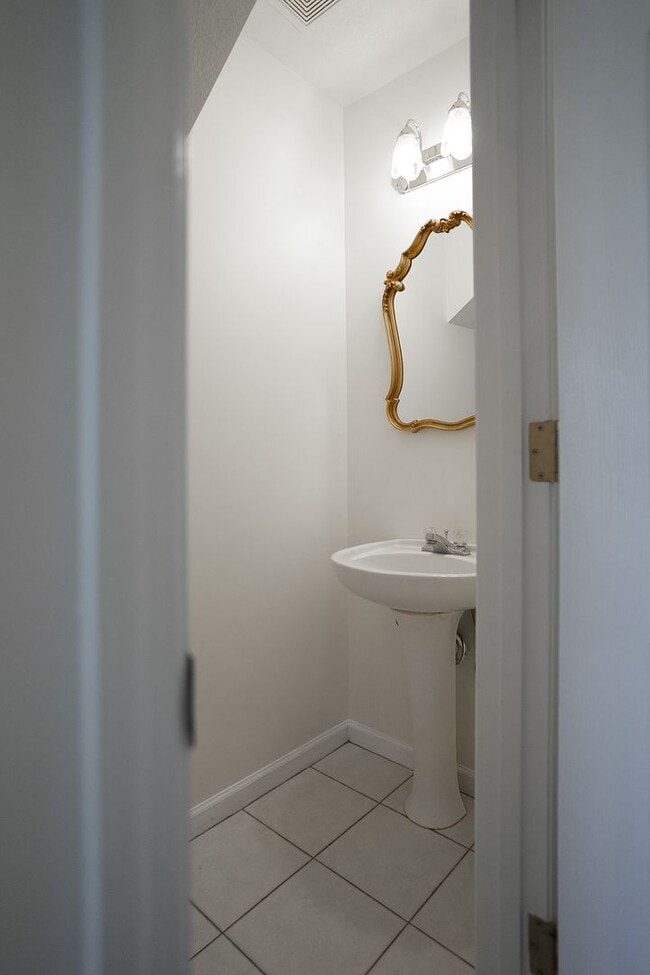 Building Photo - 537 Cedar Rock Dr