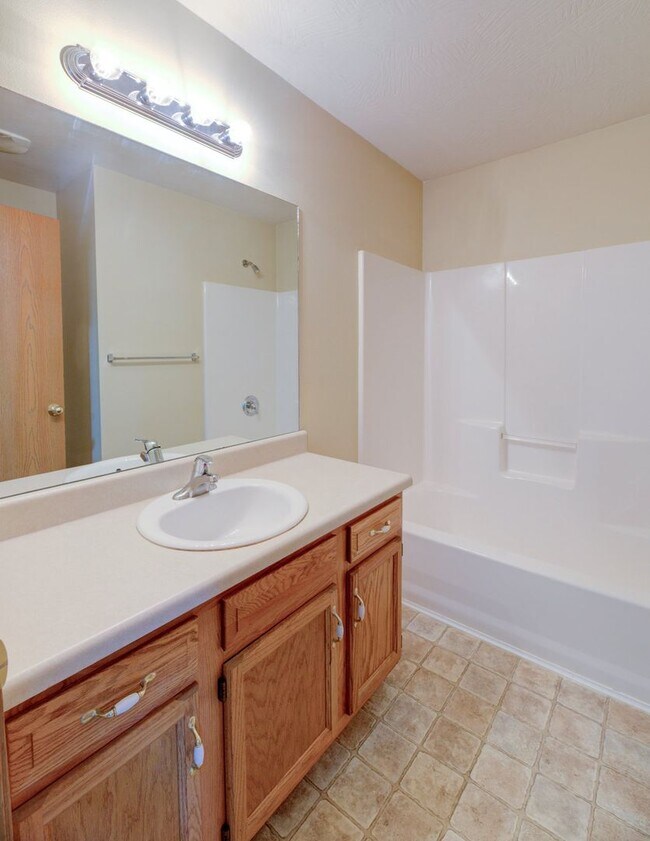 Building Photo - 3 Bedroom in Republic Schools!