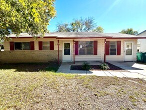 Building Photo - Cozy & Convenient – 3 Bedroom Home Near Shopping & Highways!