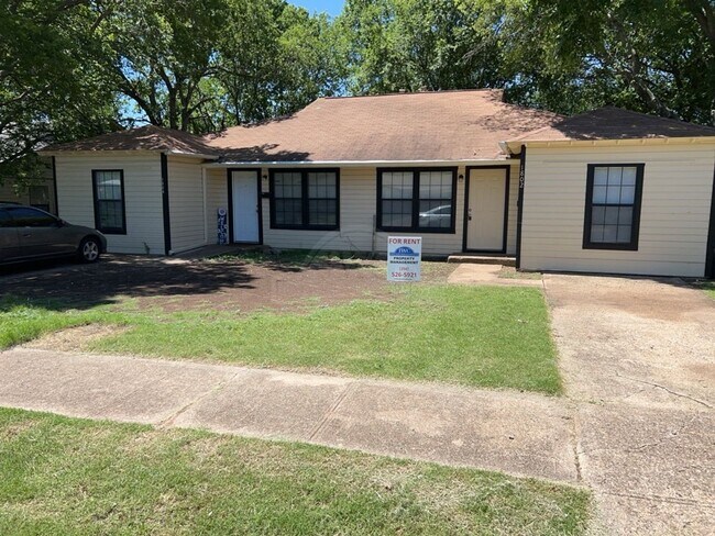 Building Photo - 1802 Poage Ave