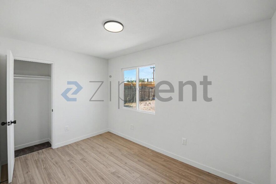 Building Photo - Unit