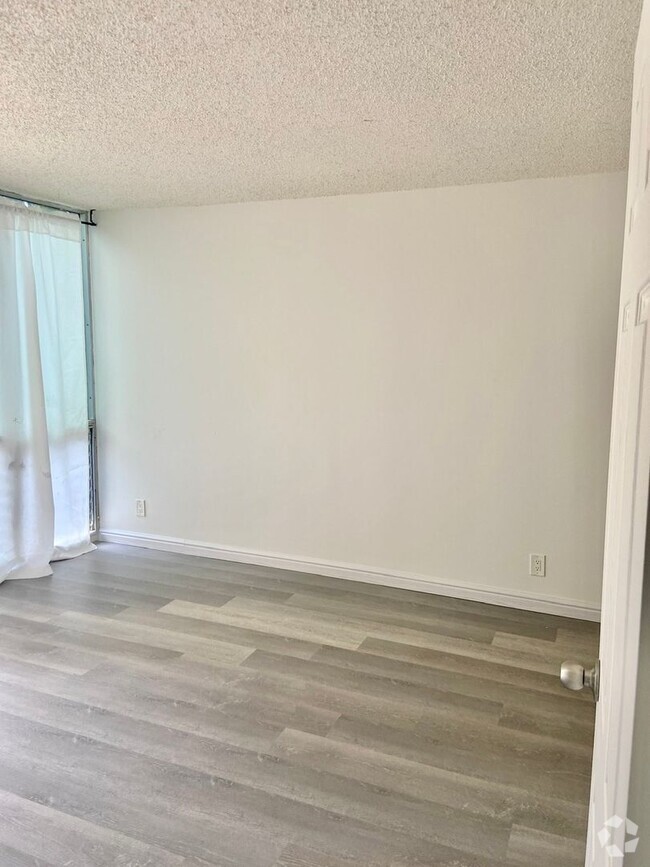 Building Photo - Renovated 1 bedroom 1 bath near Schofield ...