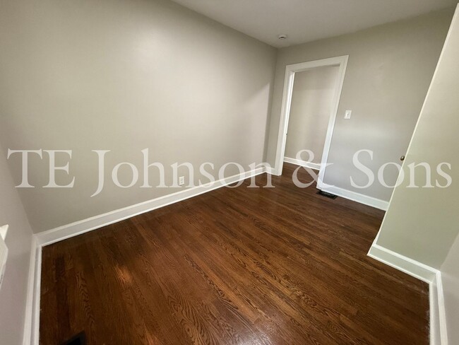 Building Photo - Charming Duplex in Winston-Salem