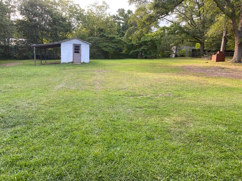 Huge level and fenced backyard - 206 Griffith St