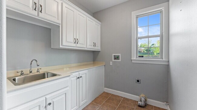 Building Photo - 204 Tunbridge Dr