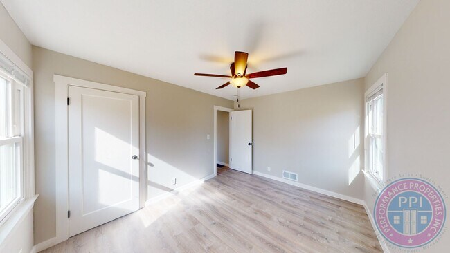 Building Photo - LEASE SPECIAL 1/2 OFF FIRST MONTH'S RENT!!! Desirable Woodlawn Neighborhood Ranch